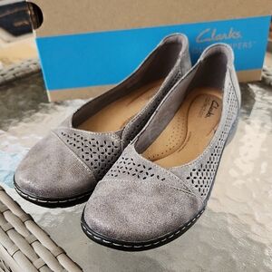NWOT Clarks Women's Silver-Gray Perforated Slip-On Flats Sz 8.5